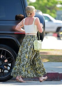 hilary-duff-out-for-iced-coffee-and-snack-in-los-angeles-05-18-2023-3.jpg