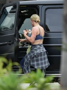 hilary-duff-out-for-smoothie-after-a-workout-in-los-angeles-05-26-2023-4.jpg