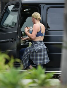 hilary-duff-out-for-smoothie-after-a-workout-in-los-angeles-05-26-2023-5.jpg