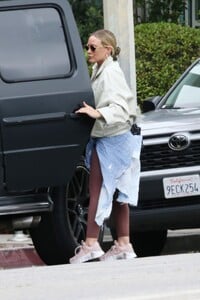 hilary-duff-out-in-los-angeles-06-13-2023-1.jpg