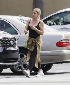 hilary-duff-out-shopping-at-bristol-farms-in-los-angeles-05-17-2023-3.thumb.jpg.c994e554cfa67162dd3e37e7b764a212.jpg