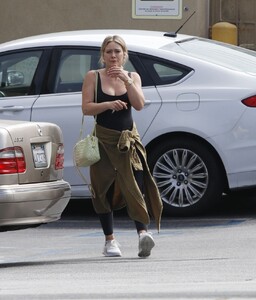 hilary-duff-out-shopping-at-bristol-farms-in-los-angeles-05-17-2023-5.thumb.jpg.bfd939decd4cb38b86759ebaaf58024d.jpg