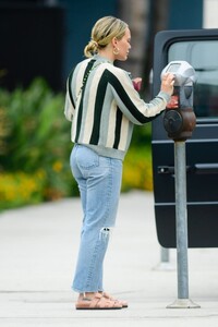 hilary-duff-out-shopping-in-beverly-hills-06-14-2023-0.jpg