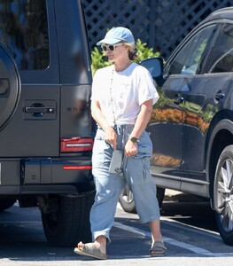 hilary-duff-shopping-at-jayde-s-in-los-angeles-06-24-2023-5.jpg