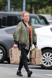 hilary-duff-shopping-for-groceries-at-erewhon-market-in-los-angeles-06-10-2023-0.thumb.jpg.5250d1a9a5627ec39ee17fd89bc488d5.jpg