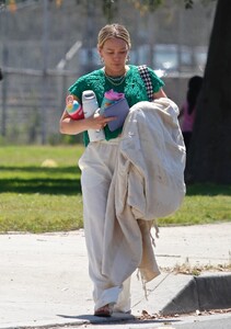 hilry-duff-taking-her-daughter-to-soccer-practice-in-sherman-oaks-06-23-2023-3.jpg