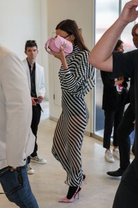 irina-shayk-arrives-at-martinez-hotel-in-cannes-05-22-2023-2.jpg