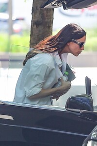 irina-shayk-out-and-about-in-new-york-06-02-2023-2.jpg