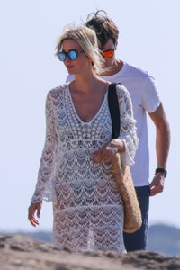 ivanka-trump-and-jared-kushner-on-vacation-in-es-calo-in-formentera-06-25-2023-8.jpg