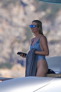 ivanka-trump-and-jared-kushner-on-vacation-in-es-calo-in-formentera-06-25-2023-9.jpg