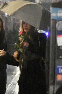 jennifer-aniston-and-justin-theroux-out-for-dinner-with-friends-in-new-york-04-22-2023-0.jpg