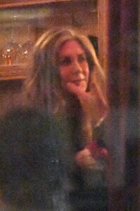 jennifer-aniston-and-justin-theroux-out-for-dinner-with-friends-in-new-york-04-22-2023-2.jpg