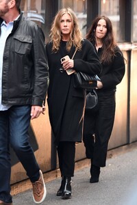 jennifer-aniston-and-justin-theroux-out-for-dinner-with-friends-in-new-york-04-22-2023-4.jpg