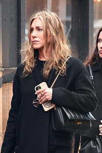 jennifer-aniston-and-justin-theroux-out-for-dinner-with-friends-in-new-york-04-22-2023-6.jpg