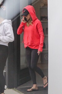 jennifer-aniston-leaves-pilates-class-in-west-hollywood-06-14-2023-3.jpg