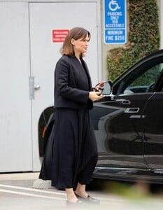 jennifer-garner-and-joseph-mcginty-nichol-out-in-los-angeles-05-25-2023-3.jpg