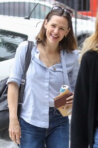 jennifer-garner-arrives-at-a-studio-in-hollywood-06-14-2023-0.jpg