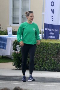 jennifer-garner-arrives-at-her-son-s-school-in-los-angeles-05-12-2023-4.thumb.jpg.bfa712d1c8b8d51019960aaec89d78f9.jpg