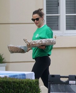 jennifer-garner-arrives-at-her-son-s-school-in-los-angeles-05-12-2023-6.thumb.jpg.dd7a0255b81151e5bc324e162a46cecd.jpg