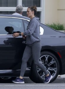 jennifer-garner-back-to-her-car-in-los-angeles-06-01-2023-3.jpg