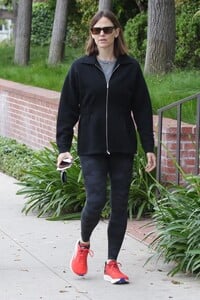 jennifer-garner-heading-back-to-her-home-in-brentwood-05-30-2023-2.thumb.jpg.d0ec966a20225877c3b95fab2bc0185d.jpg