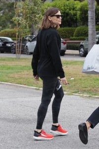 jennifer-garner-heading-back-to-her-home-in-brentwood-05-30-2023-3.thumb.jpg.719ec0da4e13249b68b7da6915f43465.jpg