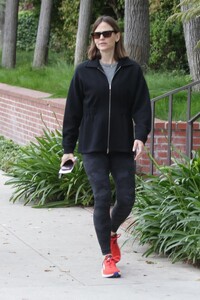 jennifer-garner-heading-back-to-her-home-in-brentwood-05-30-2023-5.thumb.jpg.4e0131f8ea56bbe6291c9b680e8b179f.jpg