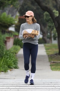 jennifer-garner-out-and-about-in-brentwood-05-17-2023-1.jpg