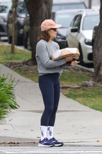 jennifer-garner-out-and-about-in-brentwood-05-17-2023-3.jpg