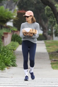 jennifer-garner-out-and-about-in-brentwood-05-17-2023-6.jpg