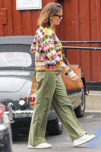 jennifer-garner-shopping-at-jenny-kayne-store-in-brentwood-05-26-2023-4.jpg