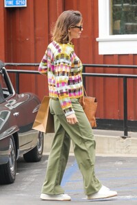 jennifer-garner-shopping-at-jenny-kayne-store-in-brentwood-05-26-2023-5.jpg