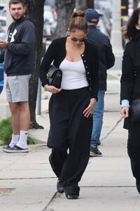 jennifer-lopez-arrives-at-jennifer-garner-s-home-in-brentwood-05-28-2023-0.jpg