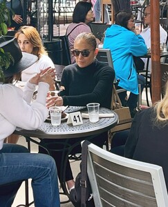 jennifer-lopez-on-memorial-day-at-urth-caffe-with-friends-in-los-angeles-05-29-2023-2.jpg