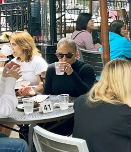 jennifer-lopez-on-memorial-day-at-urth-caffe-with-friends-in-los-angeles-05-29-2023-3.jpg