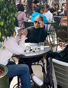 jennifer-lopez-on-memorial-day-at-urth-caffe-with-friends-in-los-angeles-05-29-2023-4.jpg