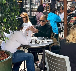 jennifer-lopez-on-memorial-day-at-urth-caffe-with-friends-in-los-angeles-05-29-2023-5.jpg