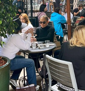 jennifer-lopez-on-memorial-day-at-urth-caffe-with-friends-in-los-angeles-05-29-2023-6.jpg
