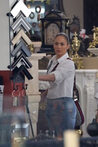 jennifer-lopez-out-for-lunch-in-beverly-hills-06-03-2023-0.jpg