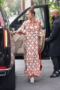 jennifer-lopez-out-for-lunch-in-west-hollywood-06-10-2023-2.jpg