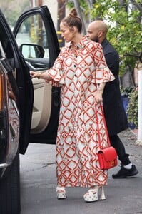 jennifer-lopez-out-for-lunch-in-west-hollywood-06-10-2023-3.jpg