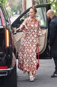 jennifer-lopez-out-for-lunch-in-west-hollywood-06-10-2023-6.jpg