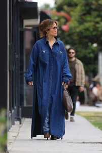 jennifer-lopez-out-shopping-in-west-hollywood-60-05-2023-0.jpg