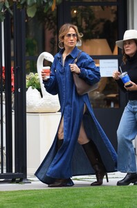 jennifer-lopez-out-shopping-in-west-hollywood-60-05-2023-4.jpg