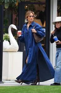 jennifer-lopez-out-shopping-in-west-hollywood-60-05-2023-6.jpg