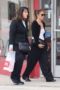 jennifer-lopez-out-shopping-with-a-friend-in-los-angeles-05-28-2023-1.jpg
