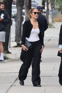jennifer-lopez-out-shopping-with-a-friend-in-los-angeles-05-28-2023-4.jpg