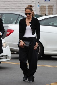 jennifer-lopez-out-shopping-with-a-friend-in-los-angeles-05-28-2023-5.jpg