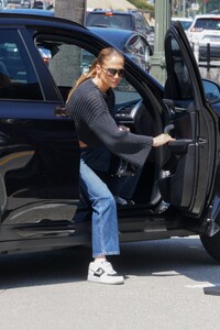 jennifer-lopez-shopping-at-westfield-mall-in-beverly-hills-05-13-2023-2.jpg