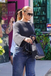 jennifer-lopez-shopping-at-westfield-mall-in-beverly-hills-05-13-2023-5.jpg